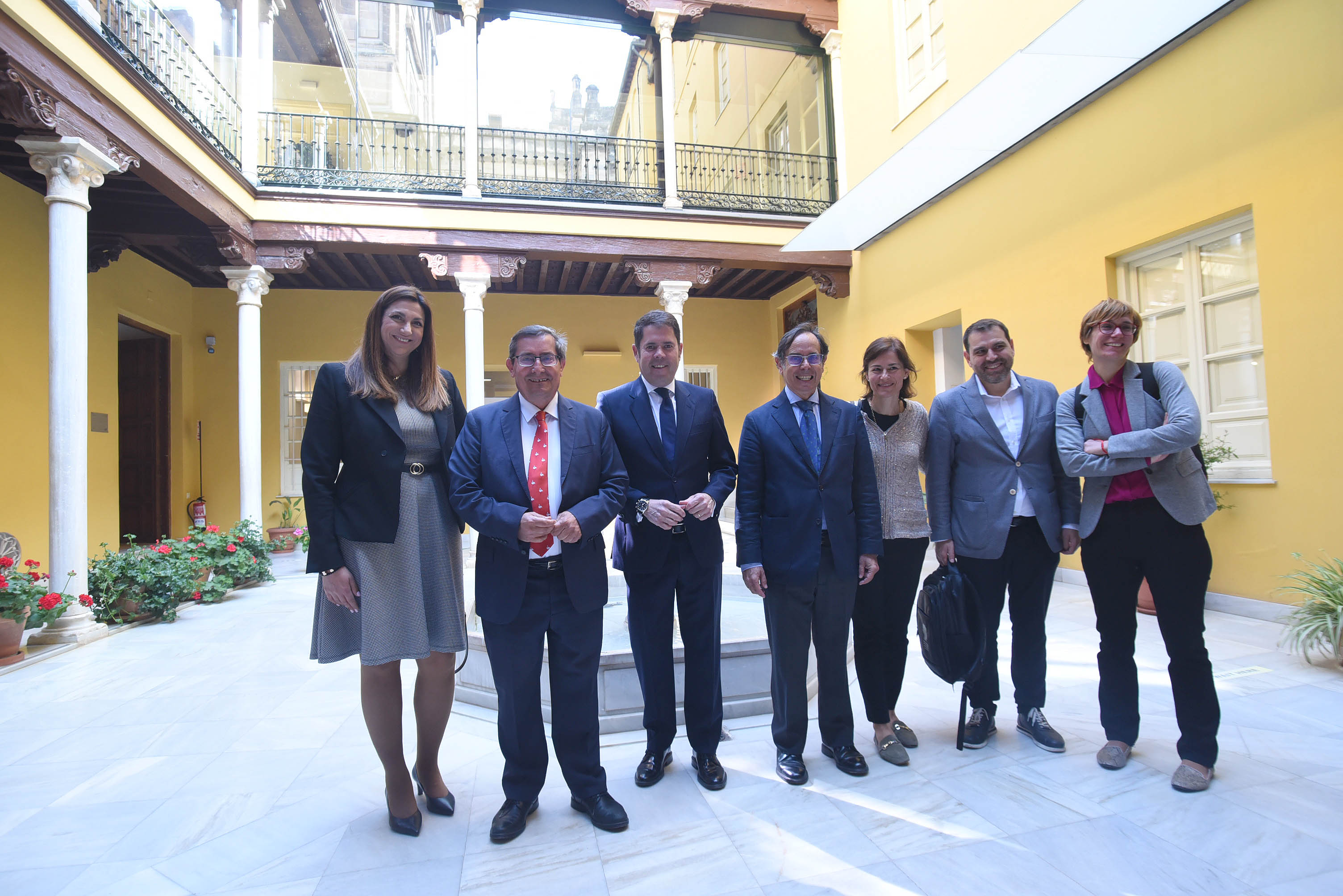Los presidentes de la Diputación y las Cámaras de Motril y Granada junto a los máximos responsables técnicos de las organizaciones y los programas de ayuda.
